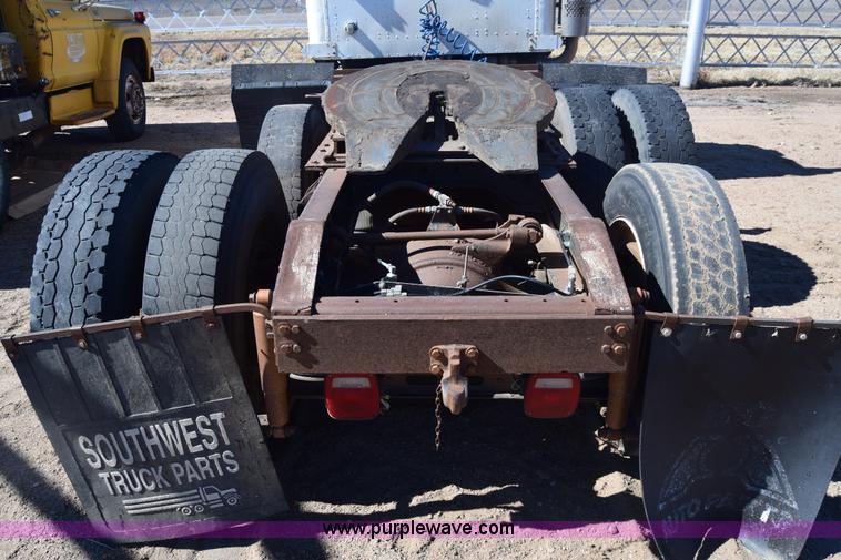 image for item K8681 1988 International F9370 semi truck