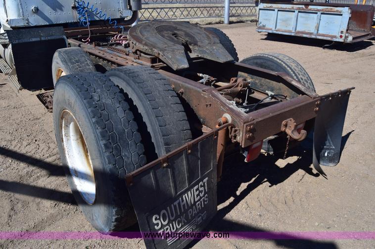 image for item K8681 1988 International F9370 semi truck