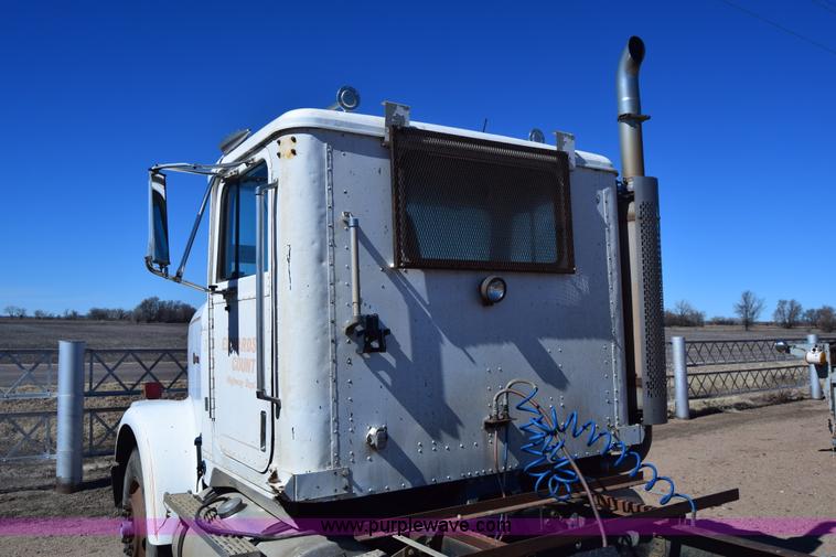 image for item K8681 1988 International F9370 semi truck