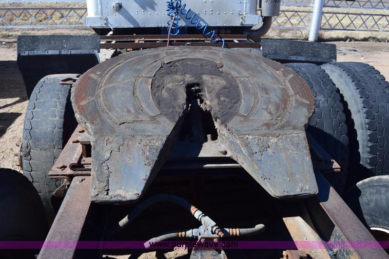 image for item K8681 1988 International F9370 semi truck