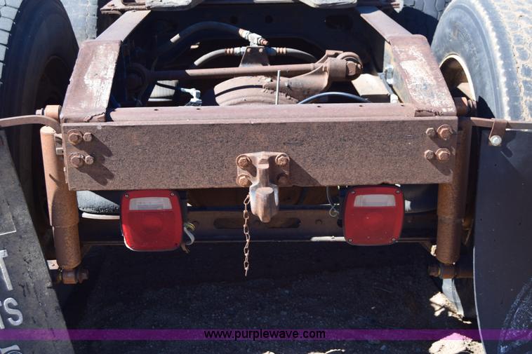 image for item K8681 1988 International F9370 semi truck