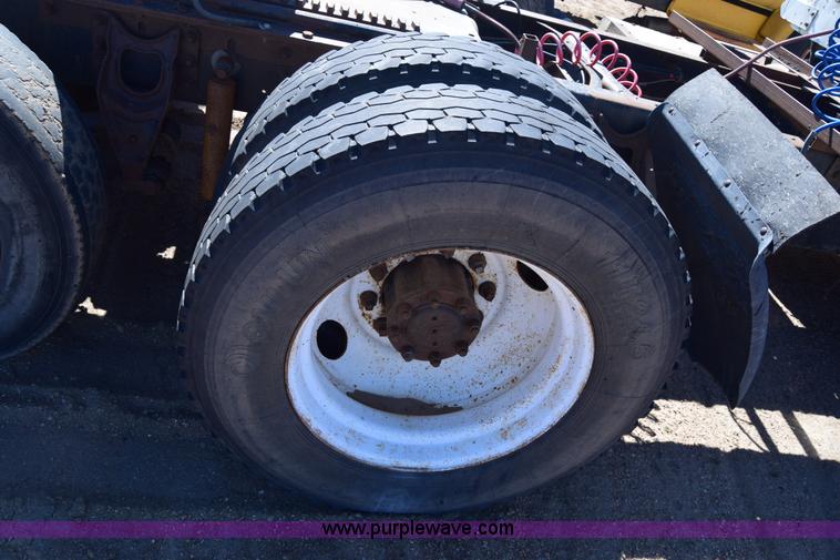 image for item K8681 1988 International F9370 semi truck