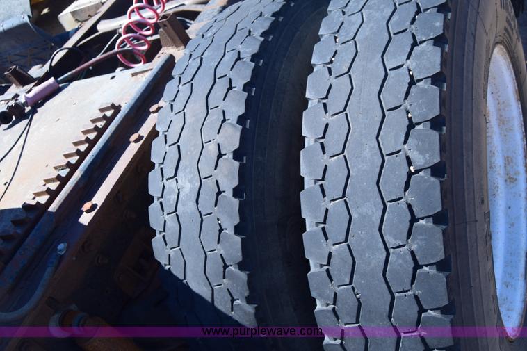 image for item K8681 1988 International F9370 semi truck