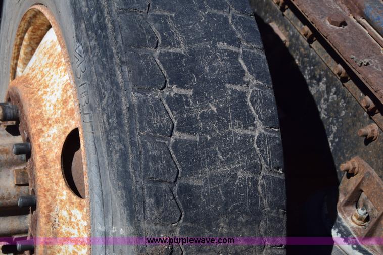 image for item K8681 1988 International F9370 semi truck