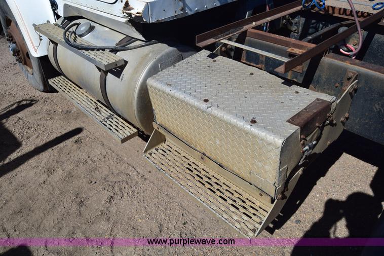 image for item K8681 1988 International F9370 semi truck