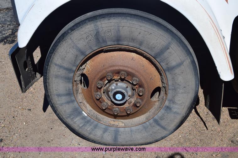 image for item K8681 1988 International F9370 semi truck