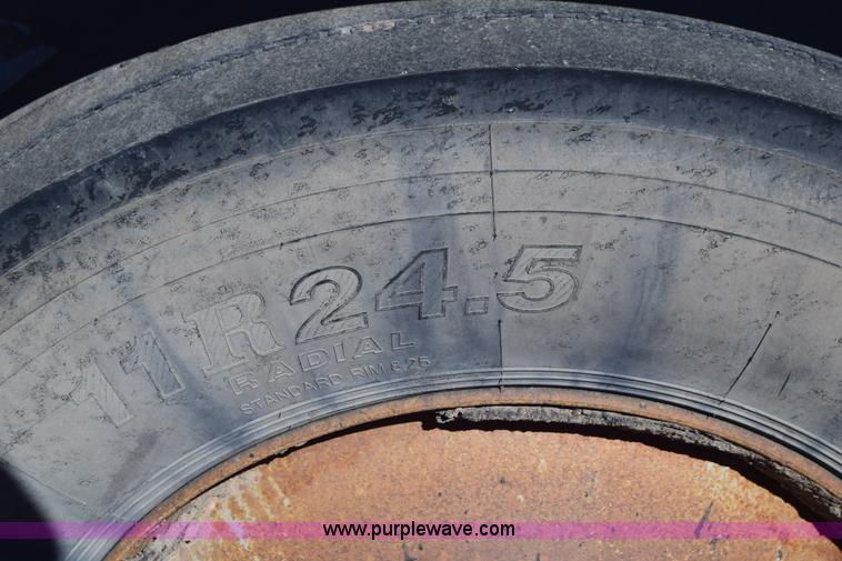 image for item K8681 1988 International F9370 semi truck