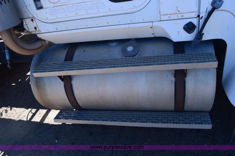 image for item K8681 1988 International F9370 semi truck