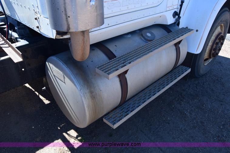 image for item K8681 1988 International F9370 semi truck