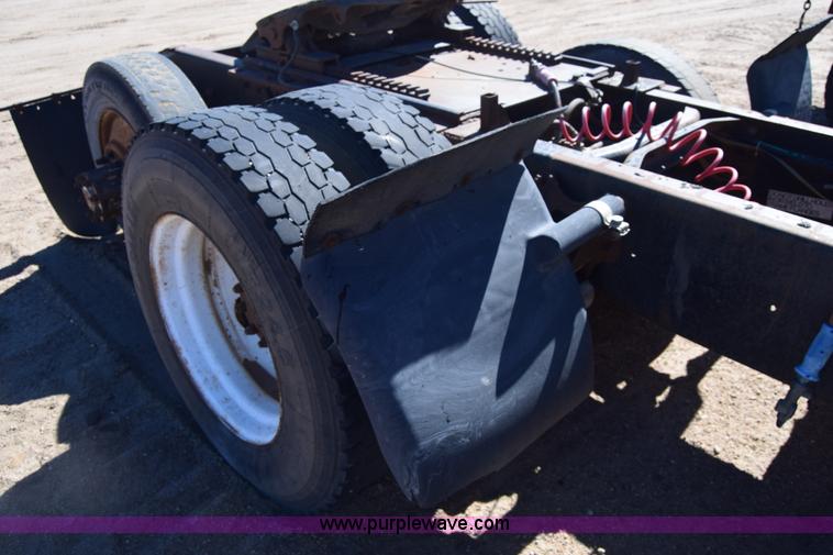 image for item K8681 1988 International F9370 semi truck