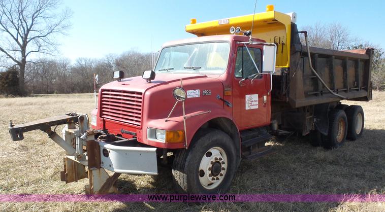 image for item L3692 2000 International F4900 dump truck