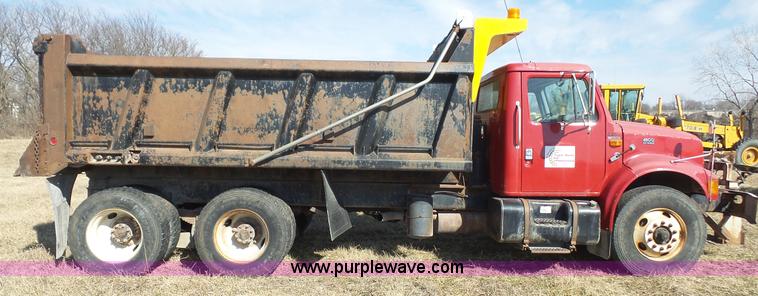 image for item L3692 2000 International F4900 dump truck