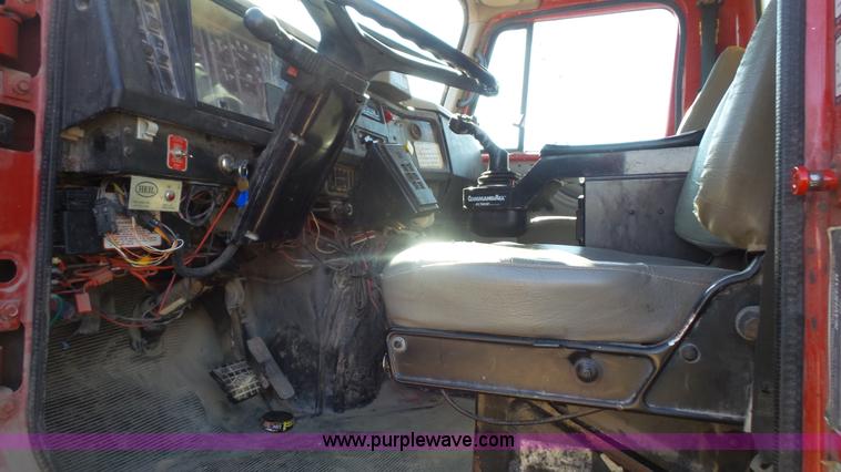 image for item L3692 2000 International F4900 dump truck