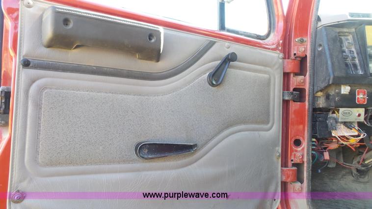 image for item L3692 2000 International F4900 dump truck