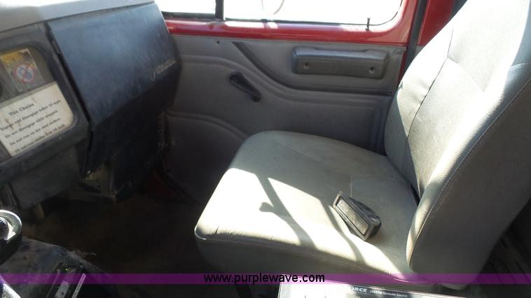 image for item L3692 2000 International F4900 dump truck