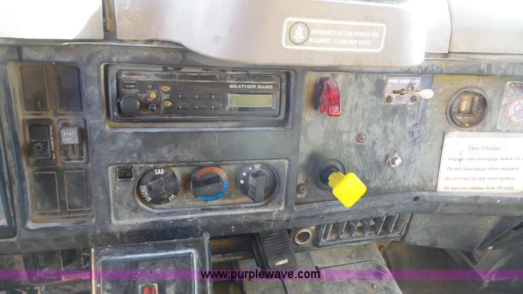 image for item L3692 2000 International F4900 dump truck