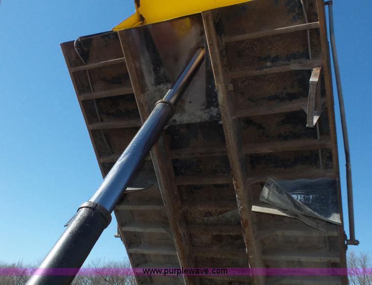 image for item L3692 2000 International F4900 dump truck