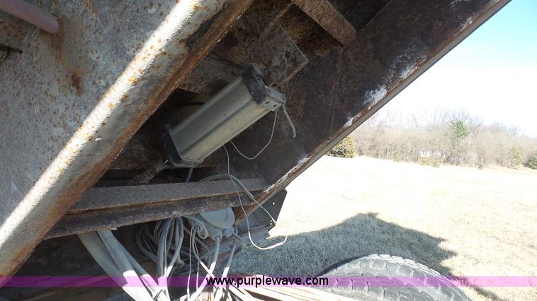 image for item L3692 2000 International F4900 dump truck