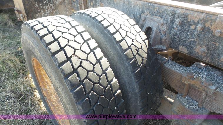 image for item L3692 2000 International F4900 dump truck