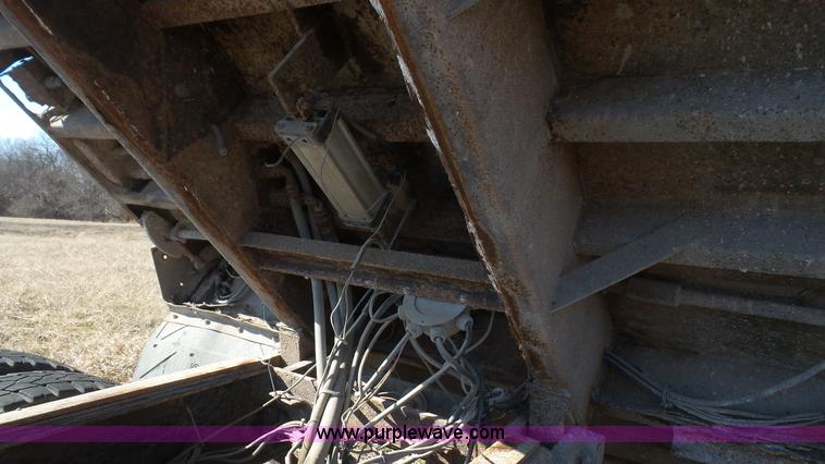 image for item L3692 2000 International F4900 dump truck