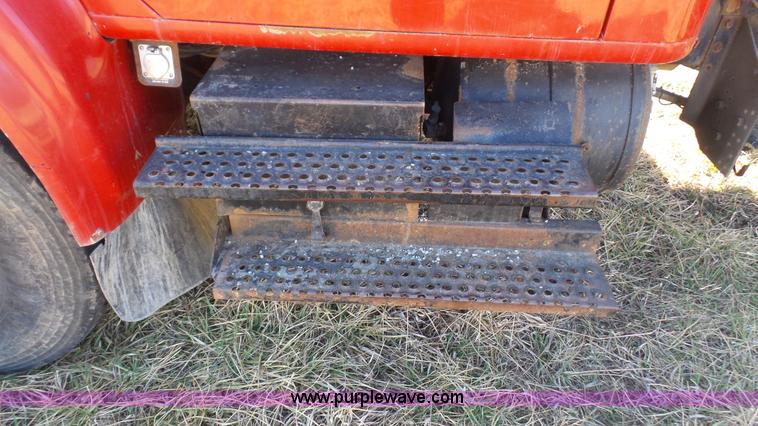 image for item L3692 2000 International F4900 dump truck