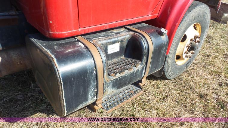 image for item L3692 2000 International F4900 dump truck