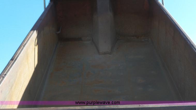 image for item L3692 2000 International F4900 dump truck