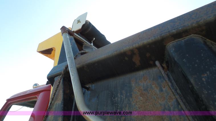 image for item L3692 2000 International F4900 dump truck