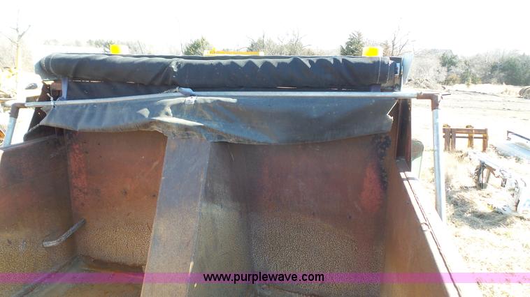 image for item L3692 2000 International F4900 dump truck