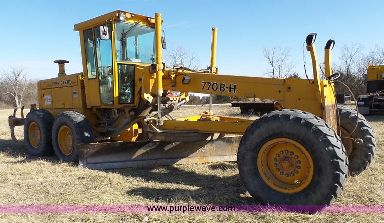 image for item L3694 1992 John Deere 770BH motor grader