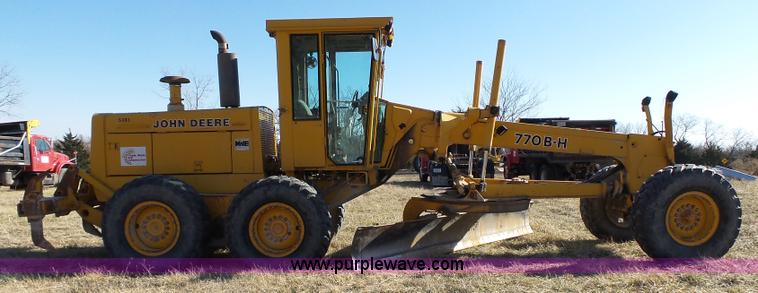 image for item L3694 1992 John Deere 770BH motor grader