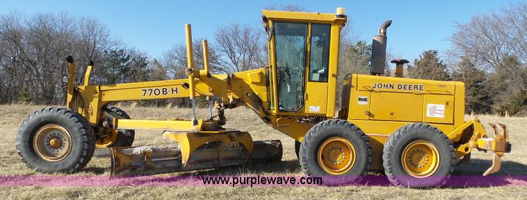 image for item L3694 1992 John Deere 770BH motor grader