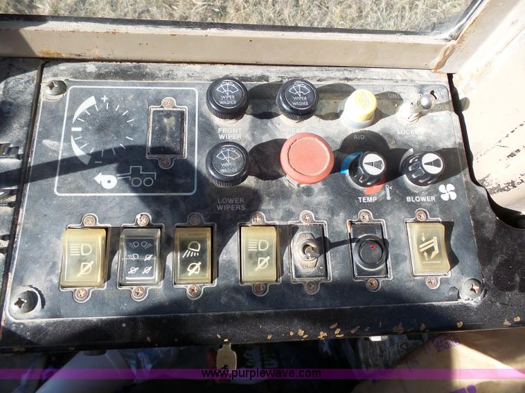 image for item L3694 1992 John Deere 770BH motor grader