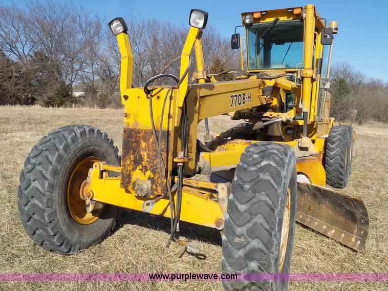 image for item L3694 1992 John Deere 770BH motor grader