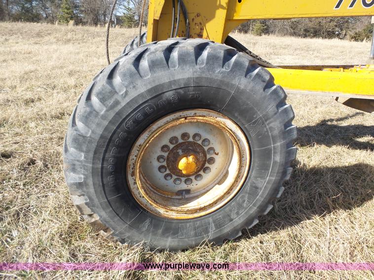 image for item L3694 1992 John Deere 770BH motor grader