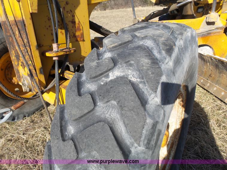 image for item L3694 1992 John Deere 770BH motor grader