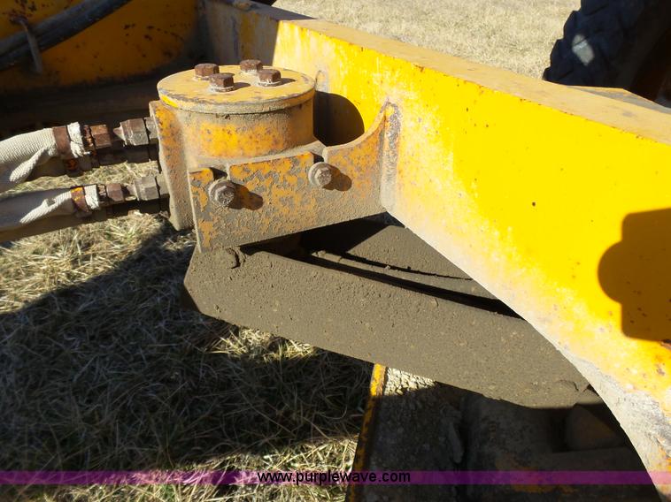 image for item L3694 1992 John Deere 770BH motor grader