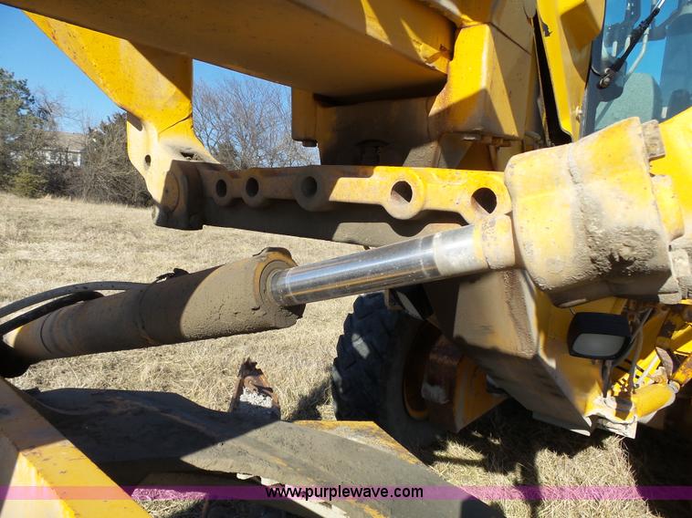 image for item L3694 1992 John Deere 770BH motor grader