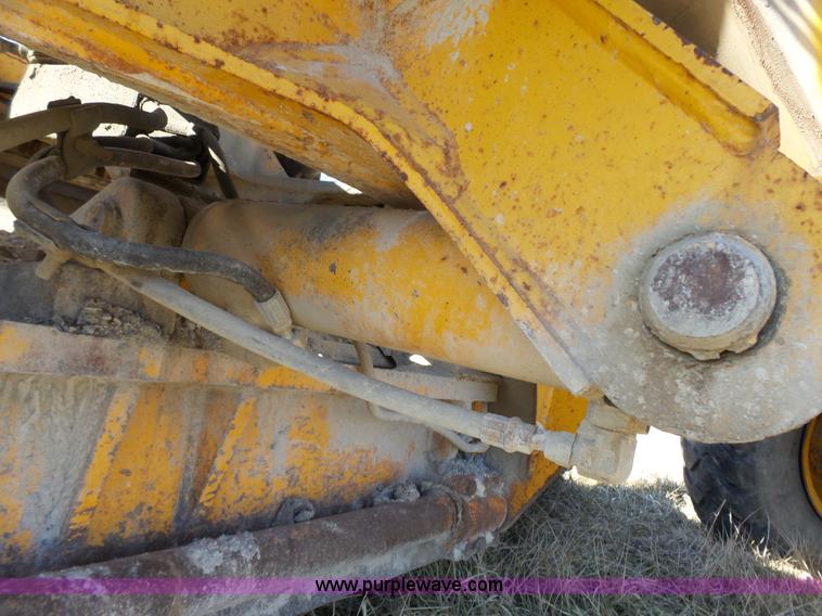 image for item L3694 1992 John Deere 770BH motor grader