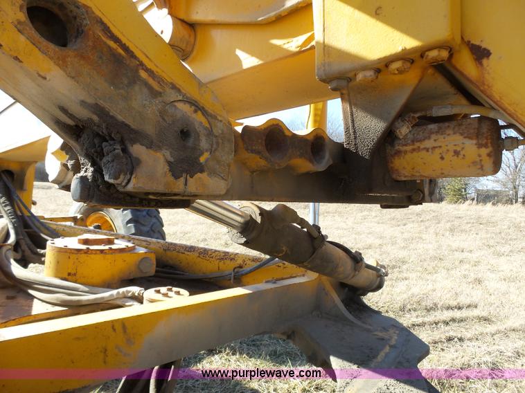 image for item L3694 1992 John Deere 770BH motor grader