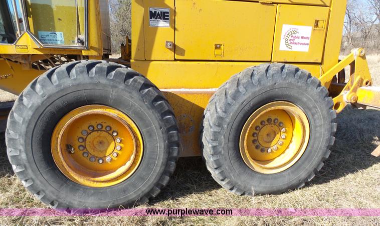 image for item L3694 1992 John Deere 770BH motor grader