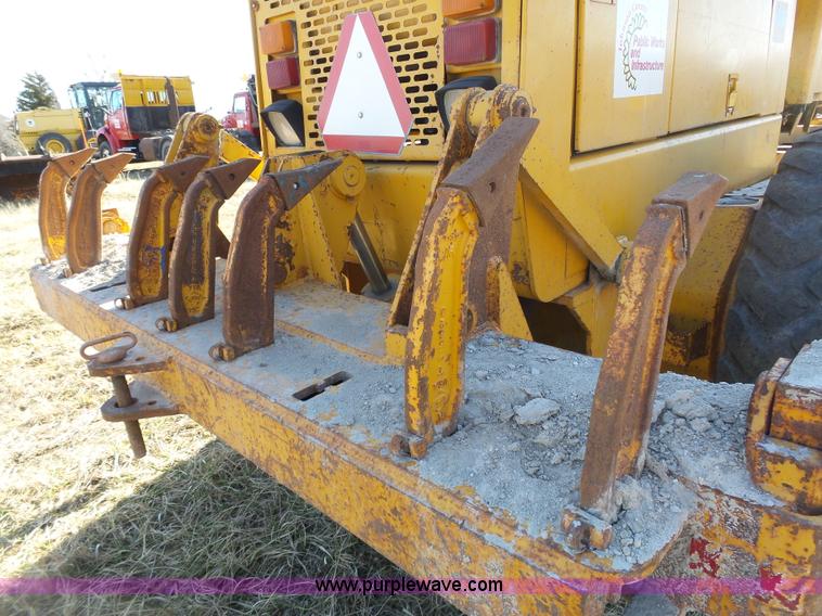 image for item L3694 1992 John Deere 770BH motor grader