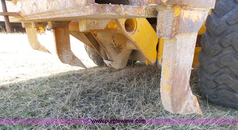 image for item L3694 1992 John Deere 770BH motor grader