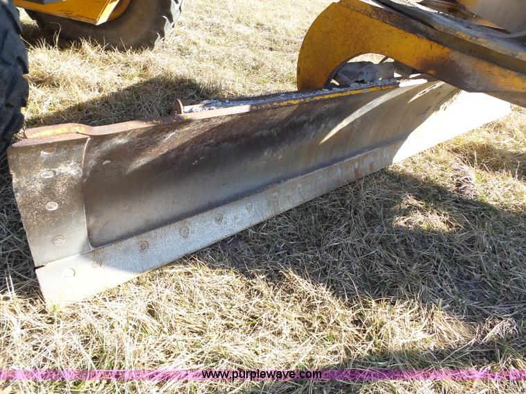 image for item L3694 1992 John Deere 770BH motor grader