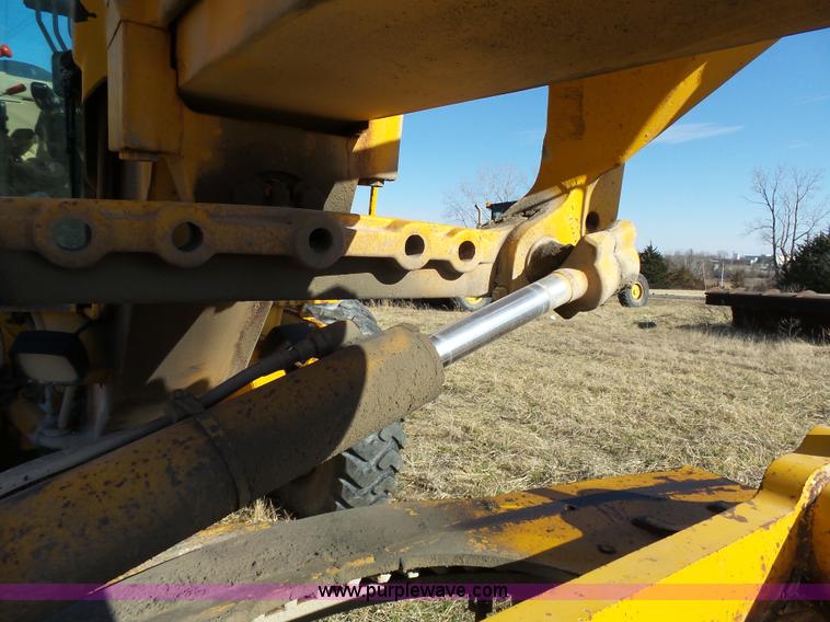 image for item L3694 1992 John Deere 770BH motor grader