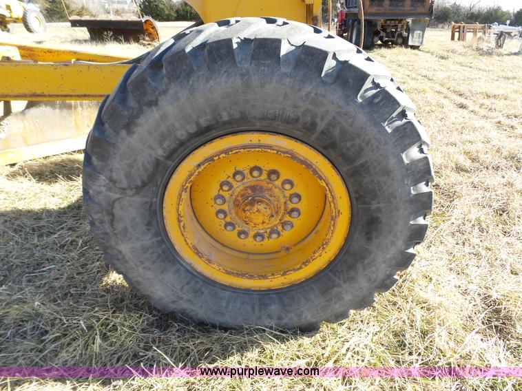 image for item L3694 1992 John Deere 770BH motor grader