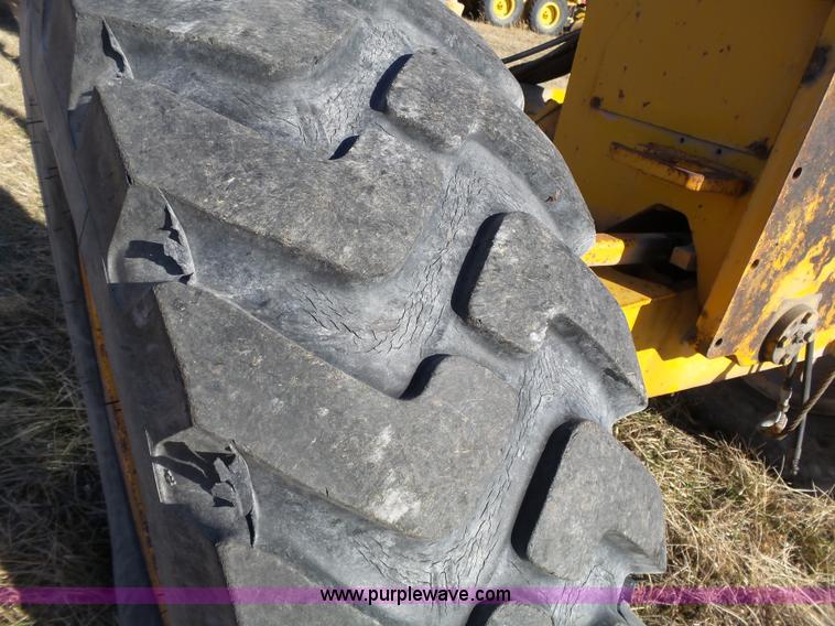 image for item L3694 1992 John Deere 770BH motor grader