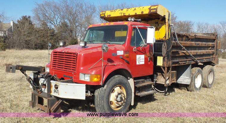 image for item L3696 2002 International F4900 dump truck