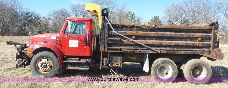 image for item L3696 2002 International F4900 dump truck