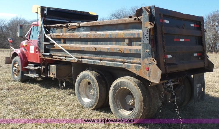 image for item L3696 2002 International F4900 dump truck
